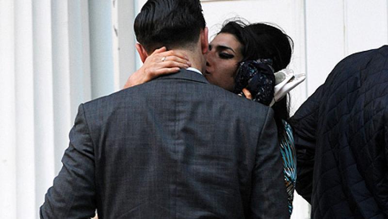 Amy Winehouse se muta cu iubitul sau, Reg Travis