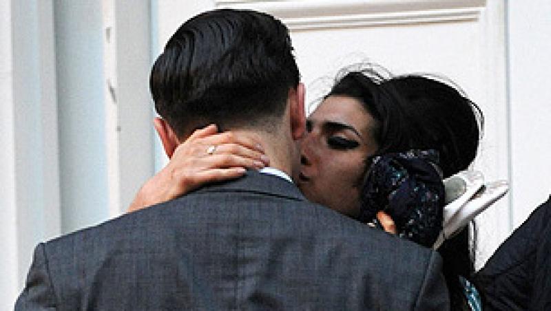 Amy Winehouse se muta cu iubitul sau, Reg Travis