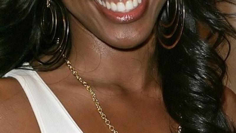 Kelly Rowland: “Operatii estetice da, Botox nu! Nu vreau fata impietrita”