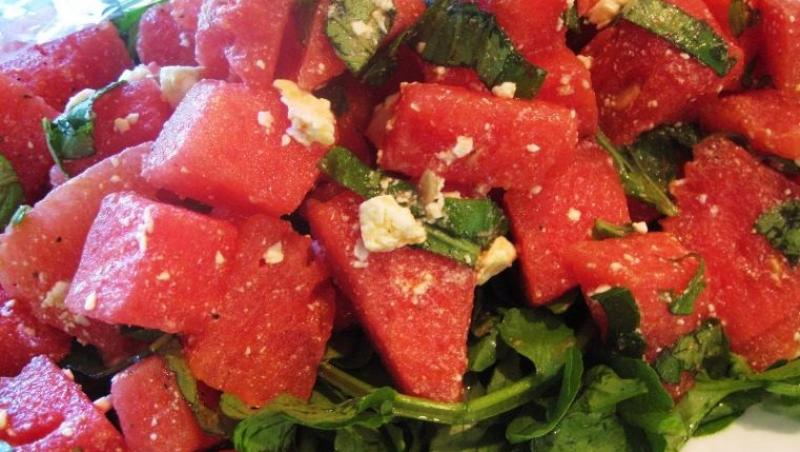 Salata proaspata de vara: rosii cu pepene