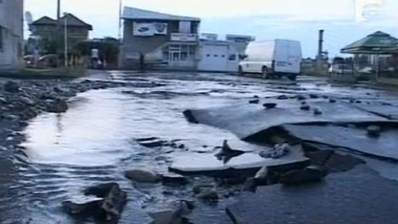 VIDEO! O conducta a inundat un cartier intreg din Targu-Jiu