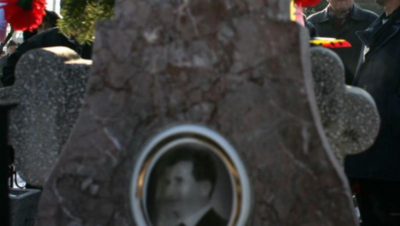 Vezi imagini rare cu inmormantarea sotilor Ceusescu!