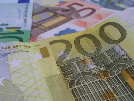 Euro scade in raport cu leul