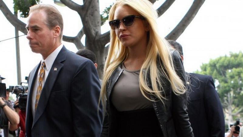 Lindsay Lohan face bani chiar si din spatele gratiilor