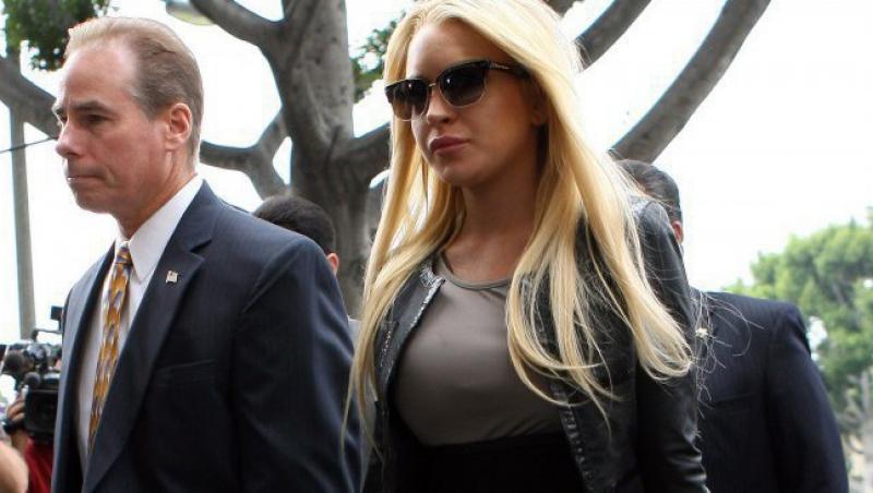Lindsay Lohan face bani chiar si din spatele gratiilor