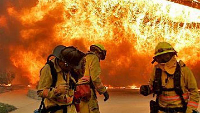 SUA: Sute de oameni evacuati din cauza unui incendiu devastator
