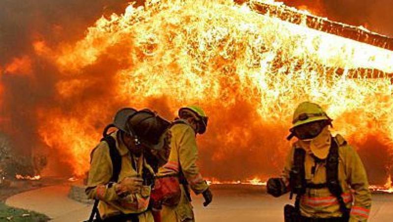 SUA: Sute de oameni evacuati din cauza unui incendiu devastator