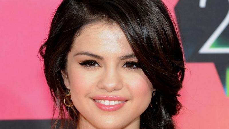 VIDEO! Selena Gomez a folosit un gadget vorbitor pentru a comunica