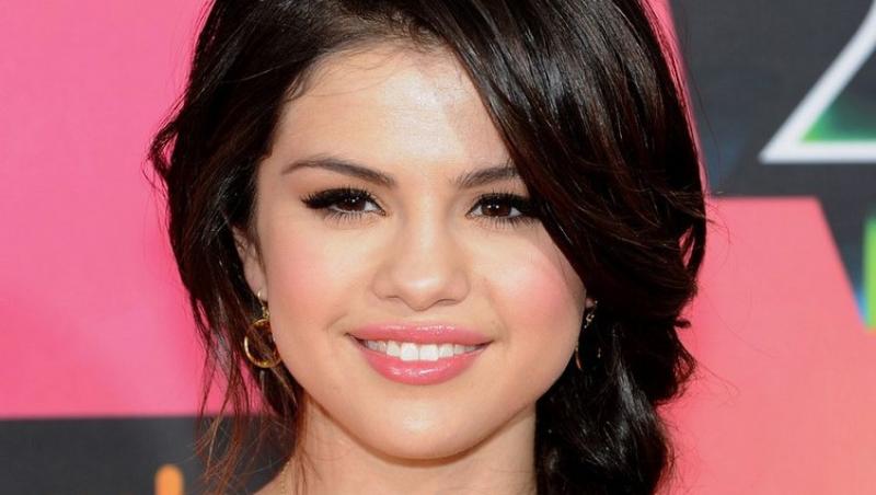 VIDEO! Selena Gomez a folosit un gadget vorbitor pentru a comunica