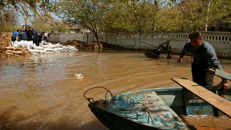 Ploile fac ravagii in tara: Un om a murit si zeci de localitati sunt afectate de viituri