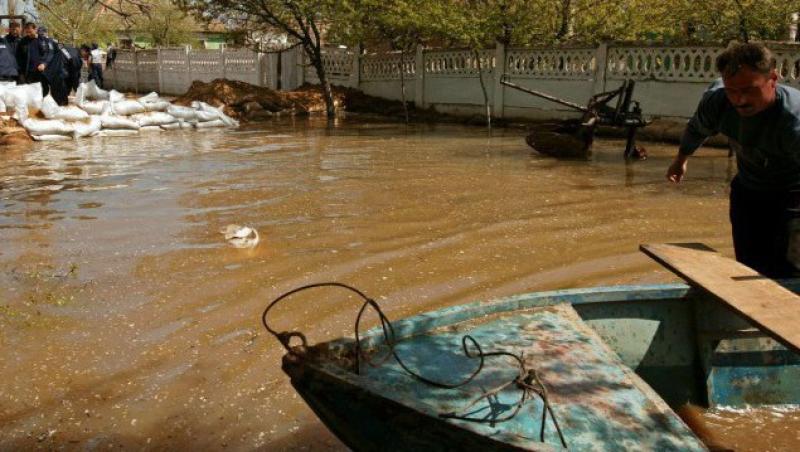 Ploile fac ravagii in tara: Un om a murit si zeci de localitati sunt afectate de viituri