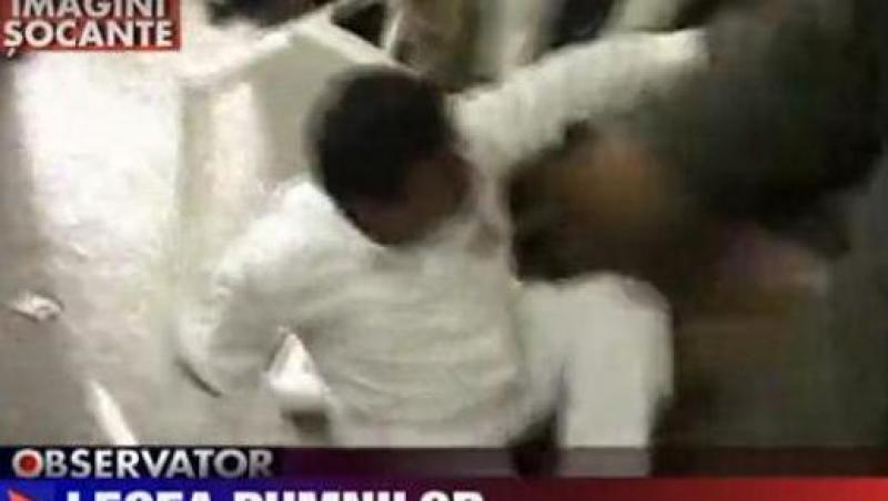 IMAGINI SOCANTE! India: Politician batut cu scaunele