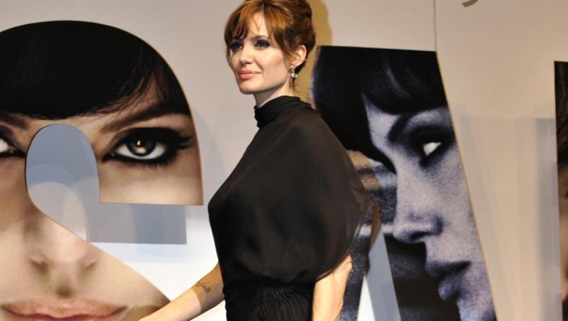 Angelina Jolie, taiata pe spate