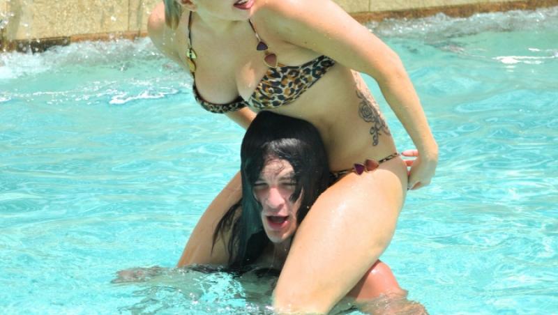 FOTO! Lady Gaga se iubeste in piscina