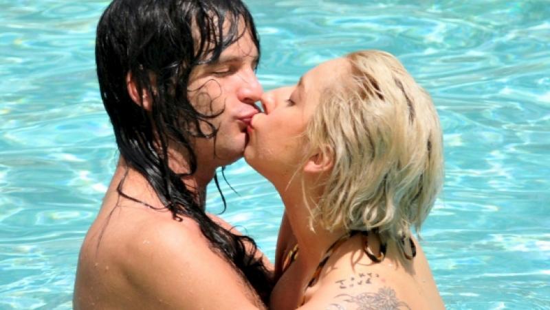 FOTO! Lady Gaga se iubeste in piscina