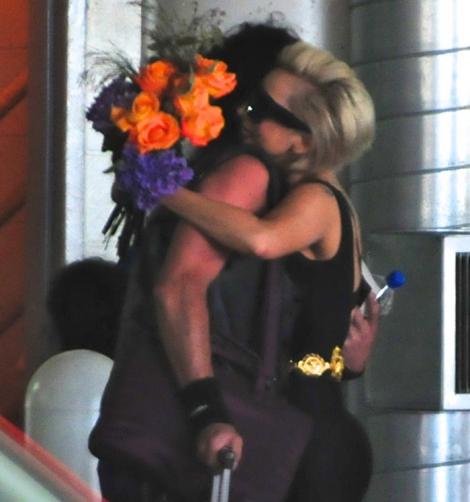 Lady Gaga, afectuoasa cu iubitul!