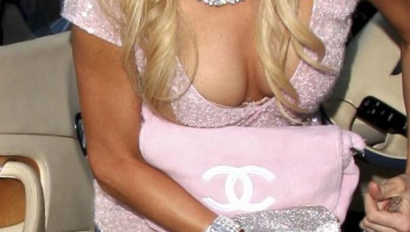 Paris Hilton a fumat iarba la un meci in Africa de Sud