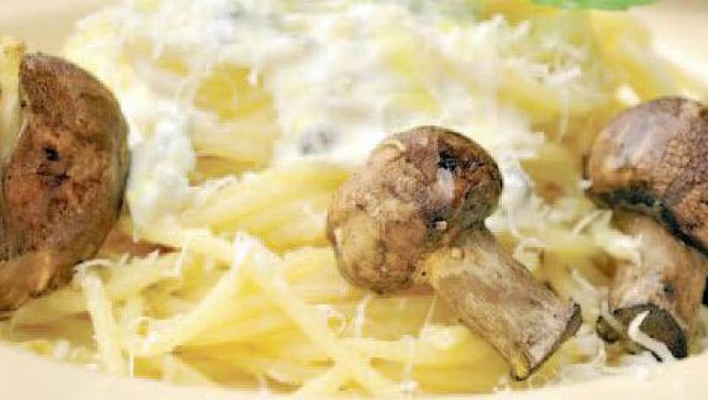Spaghete cu sos de gorgonzola si ciuperci coapte