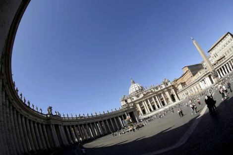Video! Vaticanul acuzat de ipocrizie, dupa impunerea unor restrictii vestimentare pentru turisti