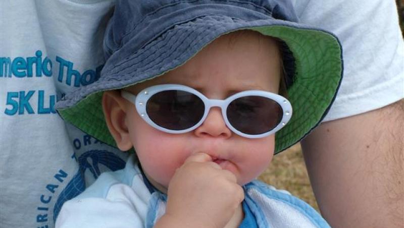 Si bebelusii trebuie sa poarte ochelari de soare