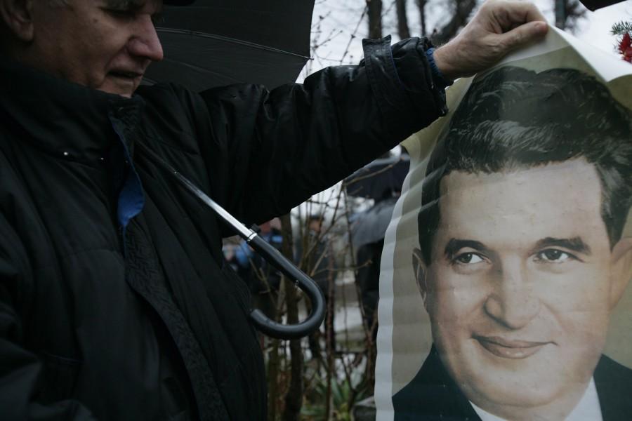 Vezi fotografii inedite surprinse la deshumarea sotilor Ceausescu!