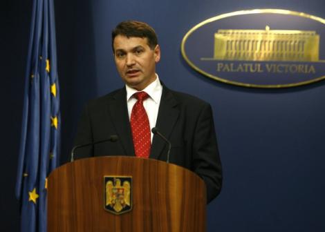 Ministerul Agriculturii a tocat banii europeni pe steaguri, pixuri si masini de taiat hartie