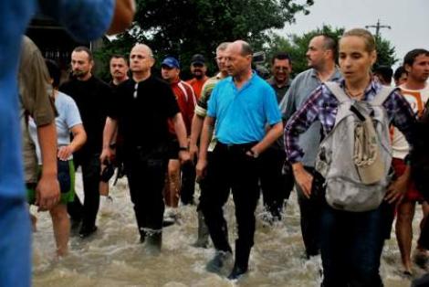 Basescu: "Este ultimul an in care Guvernul mai ajuta la refacerea caselor dupa inundatii. Asta e!"