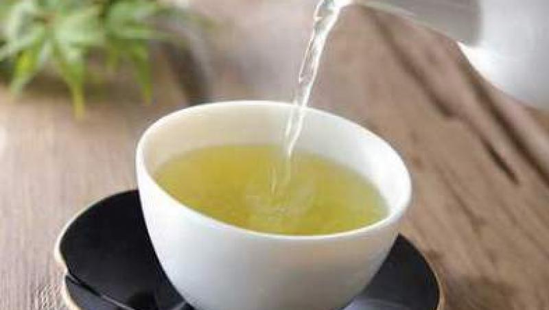 Ceaiul verde, demachiant natural