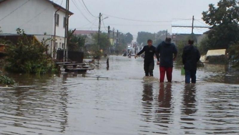 Cod Rosu de inundatii pe Prut si Siret, prelungit pana miercuri la ora 16.00