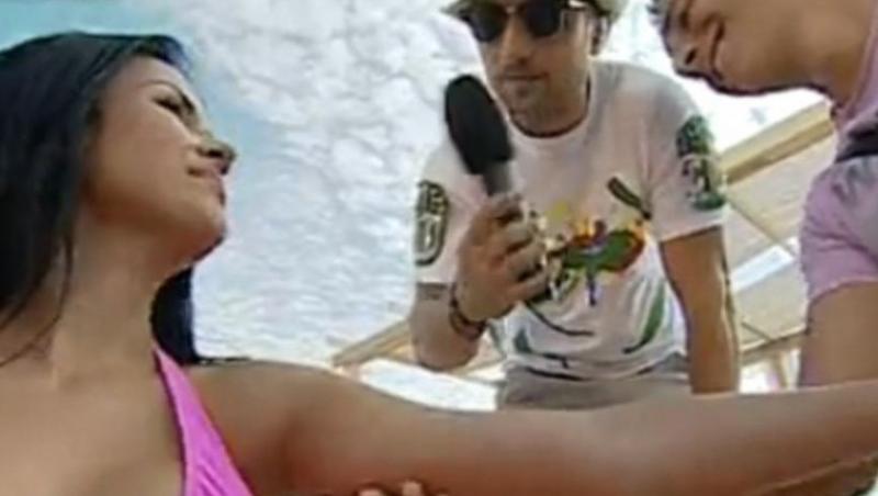 VIDEO! Daniela a fost data cu crema de plaja de un turist