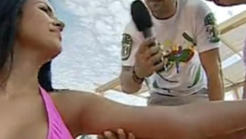 VIDEO! Daniela a fost data cu crema de plaja de un turist