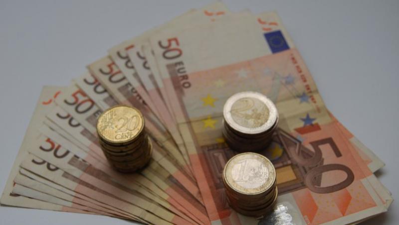 Leul se apreciaza usor in raport cu euro si dolarul