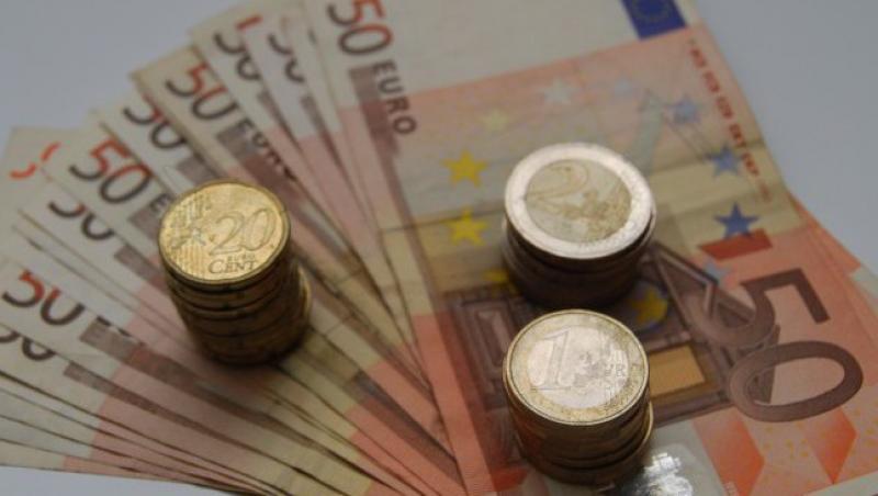 Leul se apreciaza usor in raport cu euro si dolarul