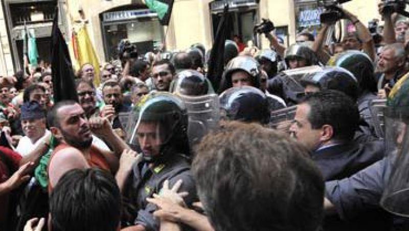 Ciocniri violente la Roma intre politisti si localnicii afectati de cutremurul din L'Aquila