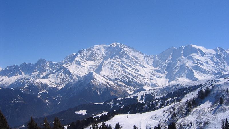 O romanca de 13 ani a ajuns pe Mont Blanc