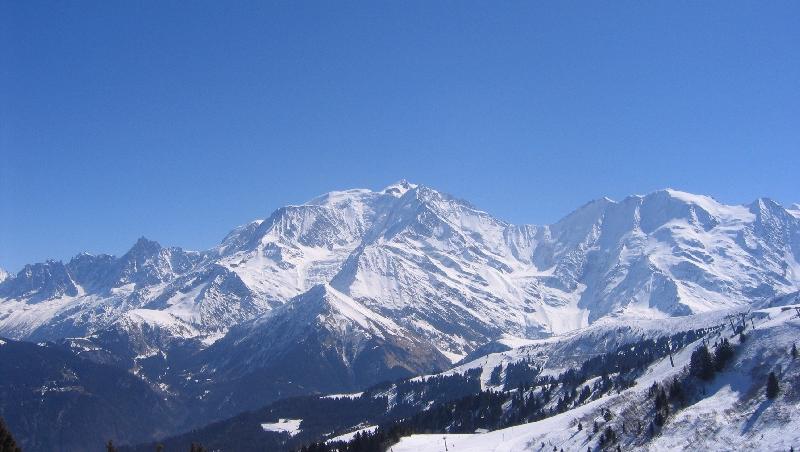 O romanca de 13 ani a ajuns pe Mont Blanc