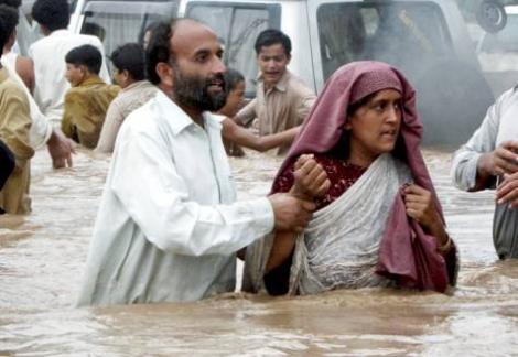 Pakistan: Bilantul victimelor inundatiilor a ajuns la 900. Au fost confirmate si primele cazuri de holera