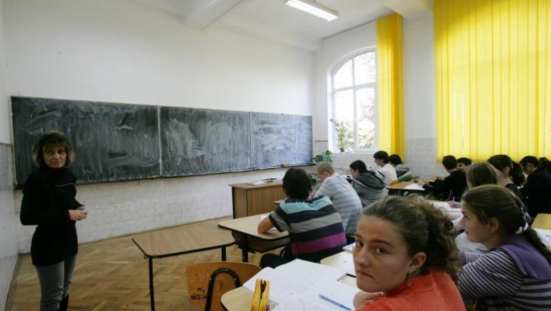 Aproape 450 de scoli din Vrancea ar putea fi inchise