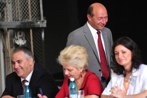 Basescu: "Un profesor castiga mai mult ca mine". Cum comentezi?