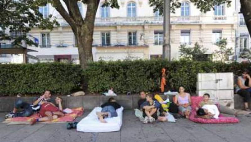 Romii evacuati s-au instalat in fata Primariei din orasul francez Saint-Etienne