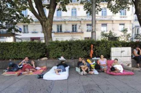 Romii evacuati s-au instalat in fata Primariei din orasul francez Saint-Etienne