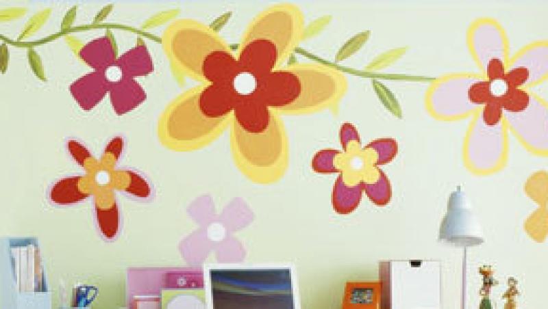 Idei: Deseneaza-ti flori pe pereti!