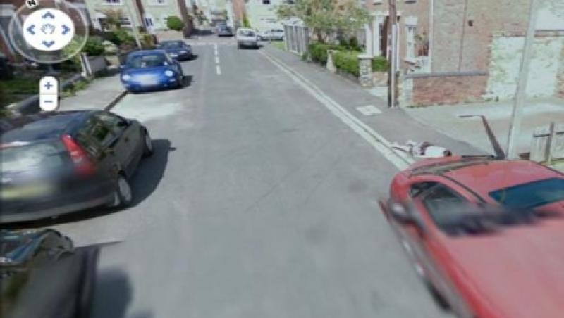 Google Street View a surprins imaginea unei fetite ce parea moarta pe un trotuar