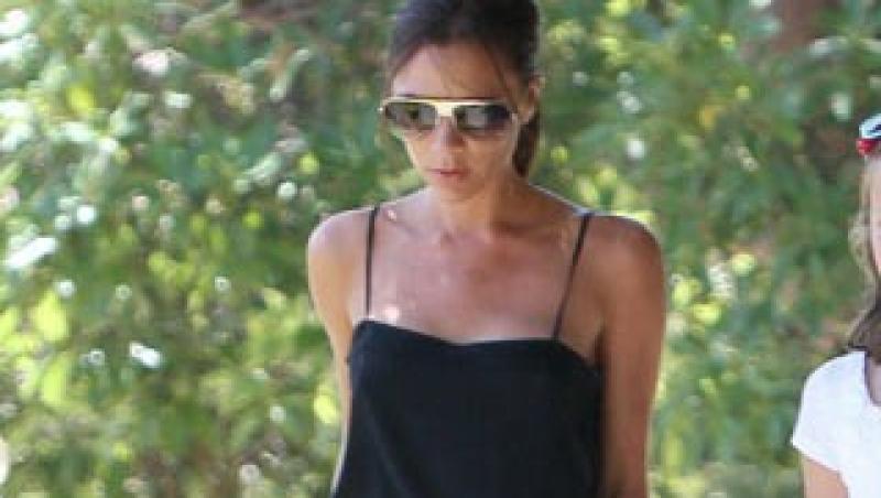 Victoria Beckham cu blugii rupti pe ea