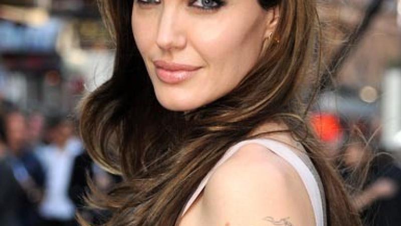 Angelina Jolie, senzatie pe covorul rosu