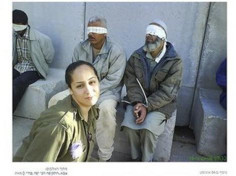 O femeie-soldat din Israel a postat poze cu prizonieri palestinieni pe Facebook