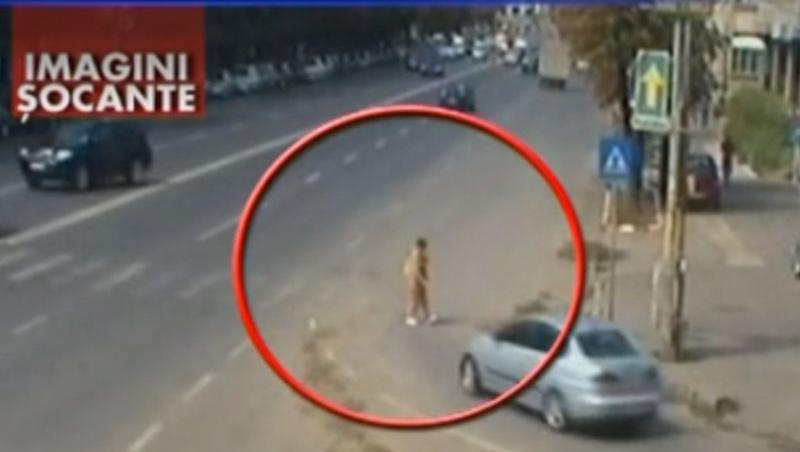 VIDEO! Batrana lovita pe trecerea de pietoni chiar in fata politistilor