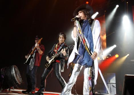 VIDEO! Solistul Aerosmith, Steven Tyler, aruncat de pe scena de chitaristul sau