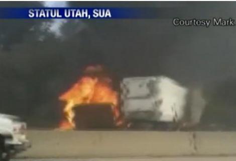 VIDEO! Incendiu puternic pe o autostrada din SUA