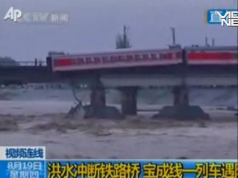 Un tren a ramas suspendat in China pe un pod rupt de ape